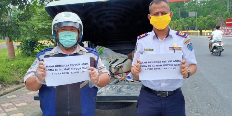 Kabid Angkutan darat Dinas Perhubungan Kabupaten Labuhanbatu Ade Putra Lubis (kanan) bersama Eko (kiri) saat berada di Simpang Kompi Rantauprapat.