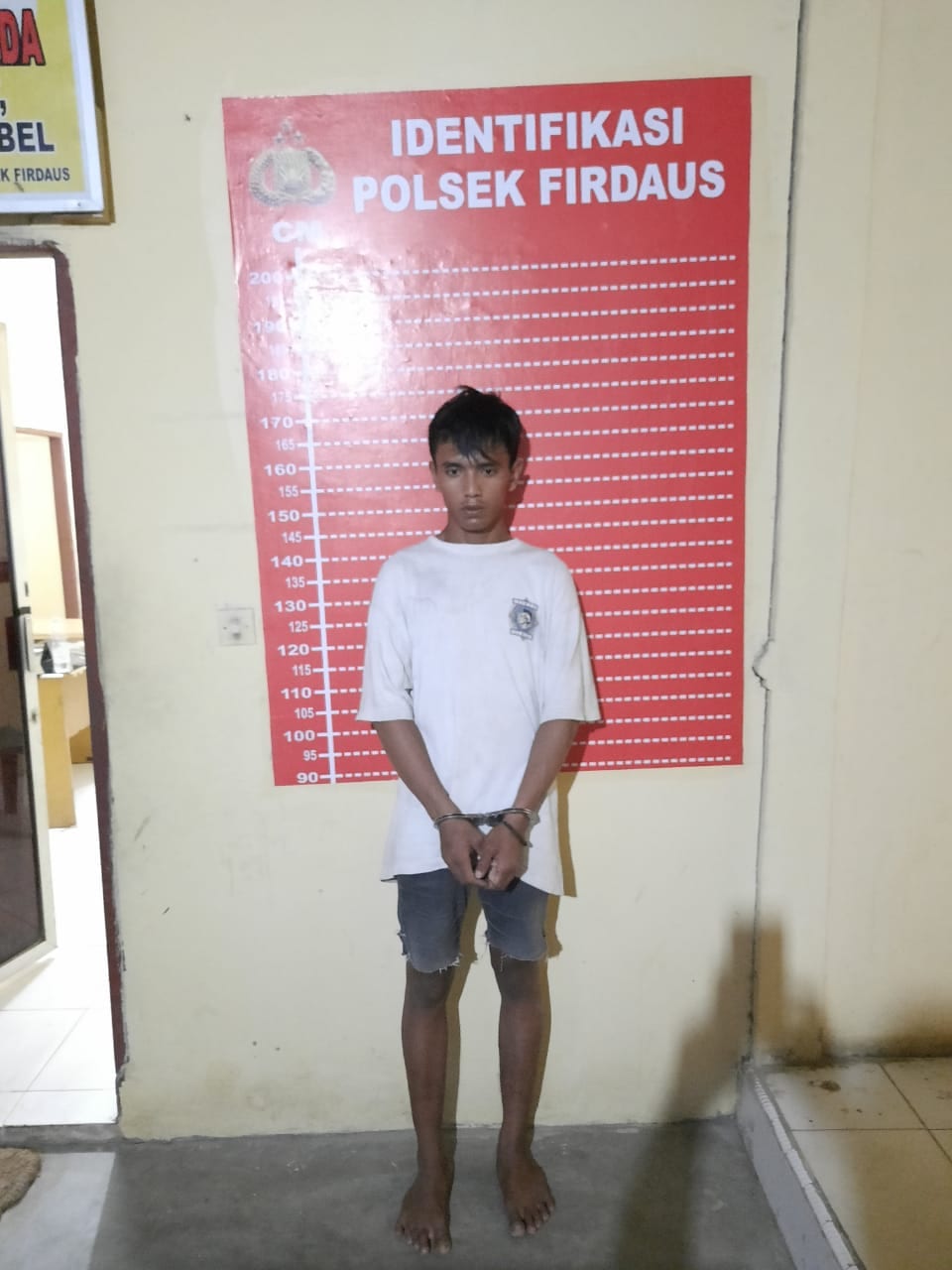 Tersangka pelaku pencurian sepedamotor di Sergai saat di kantor polisi.