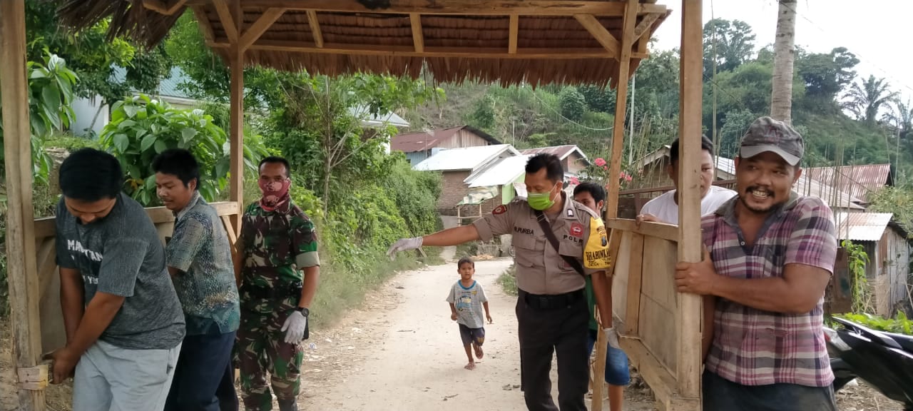 Bhabinkamtibmas bersama Bhabinsa Bangun Posko Tanggap Covid-19