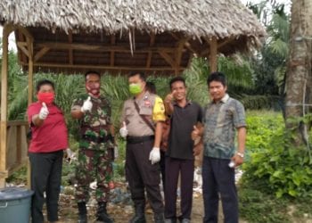 Bhabinkamtibmas bersama Bhabinsa Bangun Posko Tanggap Covid-19