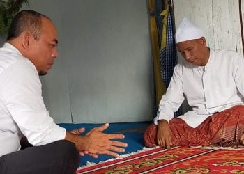 Bupati Labuhanbatu H Andi Suhaimi Dalimunthe ST MT saat bertemu tuan guru Aek Parudangan.