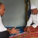 Bupati Labuhanbatu H Andi Suhaimi Dalimunthe ST MT saat bertemu tuan guru Aek Parudangan.