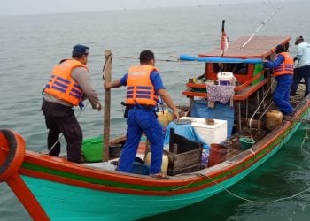 Pol Air Polres Sergai Amankan Dua Nahkoda Pukat Trawl dari Batubara