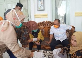 Bupati Labuhanbatu H Andi Suhaimi Dalimunthe ST MT beserta keluarga saat melakukan rapid test.