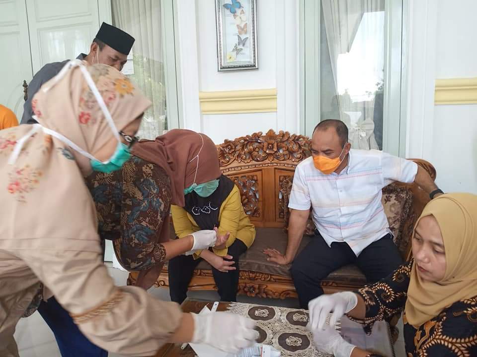 Bupati Labuhanbatu H Andi Suhaimi Dalimunthe ST MT beserta keluarga saat melakukan rapid test.