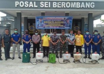Komandan Posal Sei Berombang Letda Laut (T) Wahid Nurhidayat SH bersama pemuda-pemudi Kelurahan Sei Berombang saat foto bersama.
