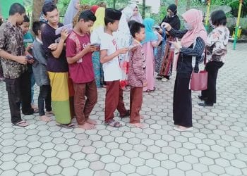 Sejumlah anak yatim di Panti Asuhan Al Arif saat menerima santunan dari Dharma Wanita Diskominfo Labuhanbatu.
