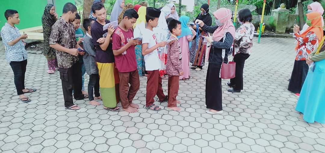 Sejumlah anak yatim di Panti Asuhan Al Arif saat menerima santunan dari Dharma Wanita Diskominfo Labuhanbatu.