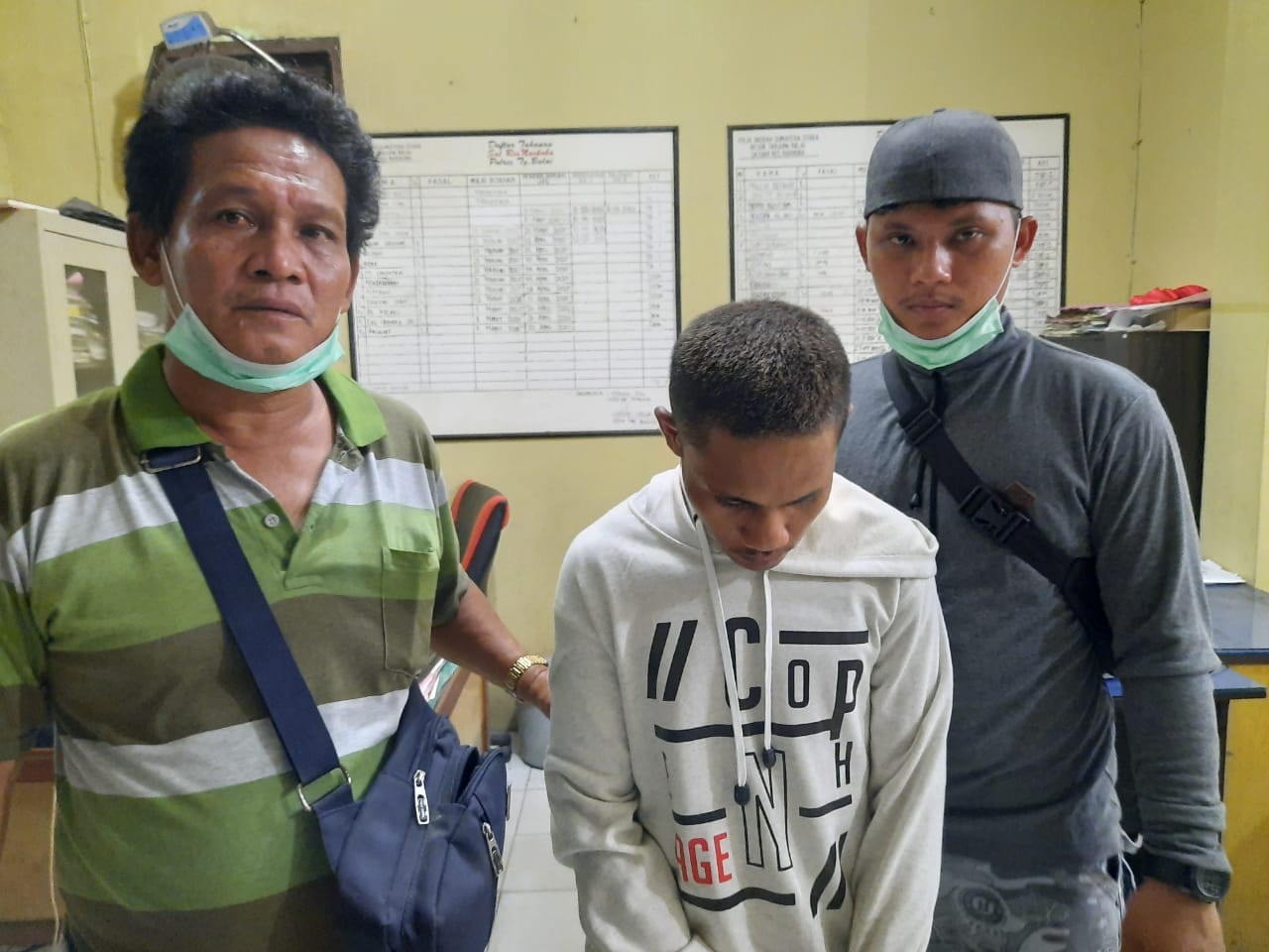 (Ignatius Siagian/taslabnews)  Tersangka Tandang Aritonang alias Tandang saat diamankan oleh Sat Res Narkoba Polres Tanjungbalai.