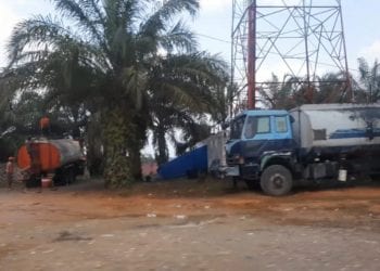 Truk tangki yang terlihat singgah di penampungan CPO di Sosopan, Labuhanbatu Selatan.