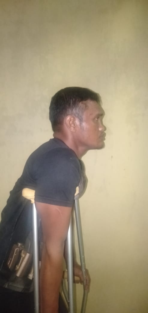 (Ignatius Siagian/taslabnews) Tersangka Ali Akbar Butar-Butar alias Ali Keriting saat diamankan personil Sat Res Krim Polres Tanjungbalai.