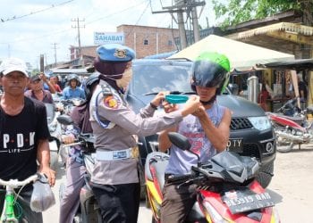 Peduli Warga Kota Tanjungbalai, Polwan Polres Tanjungbalai Bagikan Masker Kepada Masyarakat