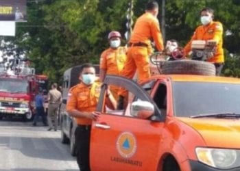 Tim Gabungan dari BPBD Labuhanbatu saat melakukan penyemprotan disenfektan.