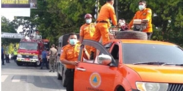 Tim Gabungan dari BPBD Labuhanbatu saat melakukan penyemprotan disenfektan.