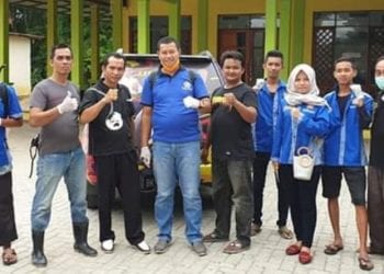 Ketua Karang Taruna Labuhanbatu, Aswin berfoto bersama pengurus seusai kegiatan baksos tersebut.