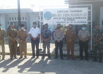 Komandan Posal Sei Berombang Letda Laut (T) Wahid Nurhidayat SH berfoto bersama usai kegiatan.