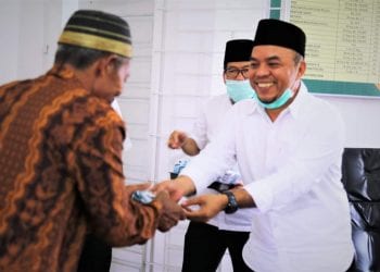 Bupati Labuhanbatu H Andi Suhaimi Dalimunthe ST MT saat menyalurkan bantuan dari Baznas.
