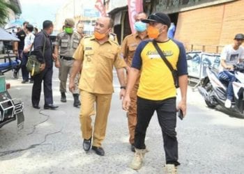 Bupati Labuhanbatu H Andi Suhaimi Dalimunthe ST MT saat memonitoring kegiatan di Kelurahan Sirandorung.