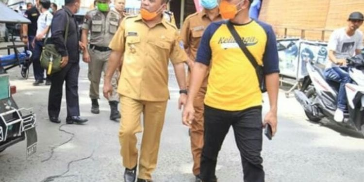 Bupati Labuhanbatu H Andi Suhaimi Dalimunthe ST MT saat memonitoring kegiatan di Kelurahan Sirandorung.