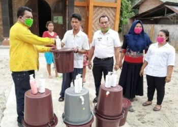 Camat Pangkatan Hulwi saat menyerahkan bantuan.