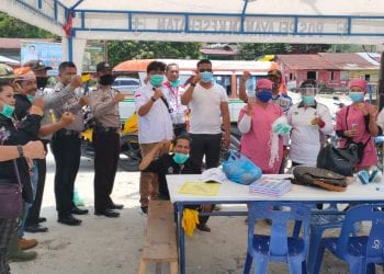 IWO Samosir Bagikan Masker dan Hand Sanitizer