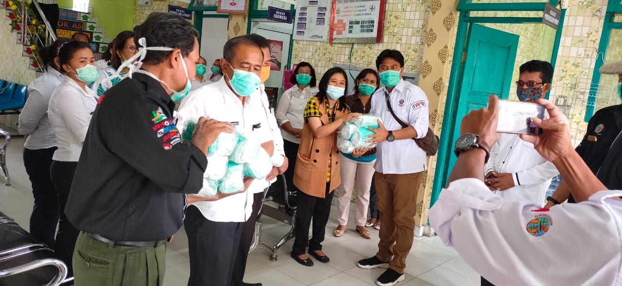 IWO Samosir Bagi Masker dan Hand Sanitizer