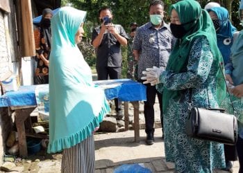 Ketua TP PKK Kabupaten Asahan Berikan 125 Paket Sembako ke Warga di Dua Kecamatan 