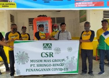 Pihak PT Siringo-ringo Rantauprapat saat menyerahkan stasiun cuci tangan ke kantor Kelurahan Siringo-ringo.