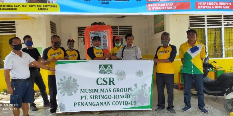 Pihak PT Siringo-ringo Rantauprapat saat menyerahkan stasiun cuci tangan ke kantor Kelurahan Siringo-ringo.
