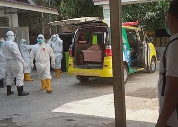 Ambulance bermuatan jenazah Andi yang merupakan warga Asahan.