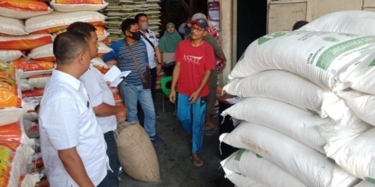 Tim Satgas Pangan Labuhanbatu melakukan survey dan pengecekan terhadap gudang gudang bahan pokok di seputaran Kota Rantauprapat