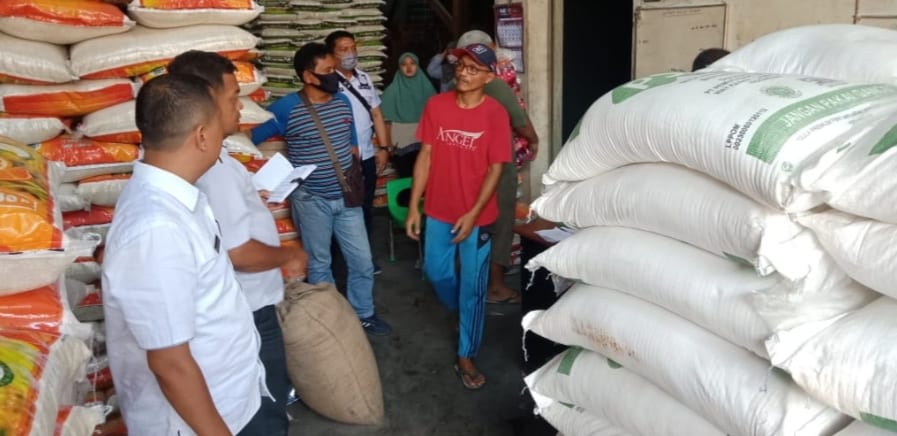 Tim Satgas Pangan Labuhanbatu melakukan survey dan pengecekan terhadap gudang gudang bahan pokok di seputaran Kota Rantauprapat