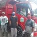 Petugas pengangkut sampah dan supir mengenakan masker