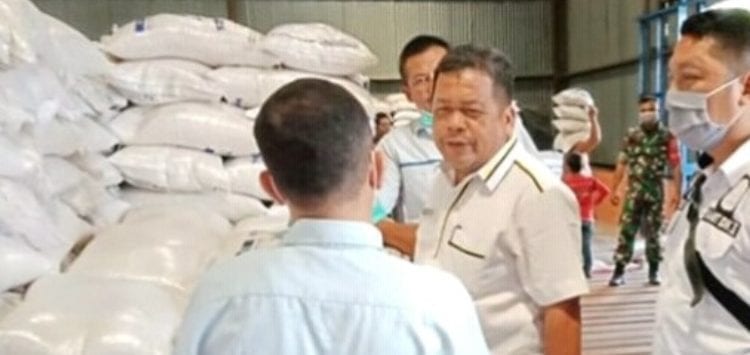 Kepala Dinas Pertanian Labuhanbatu Agus Salim Ritonga saat ikut memantau ketersediaan pangan di Labuhanbatu