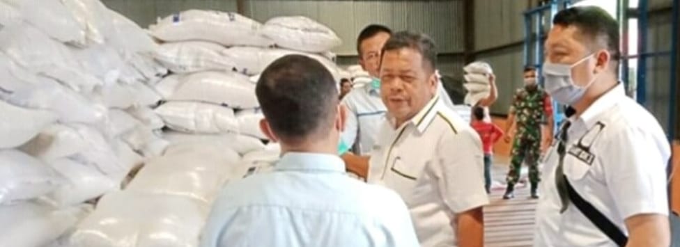 Kepala Dinas Pertanian Labuhanbatu Agus Salim Ritonga saat ikut memantau ketersediaan pangan di Labuhanbatu