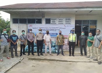 (Sofyan Butarbutar/taslabnews) Kades Rahuning, Asahan saat menghadiri pemberian paket sembako yang diberikan pihak FIF.