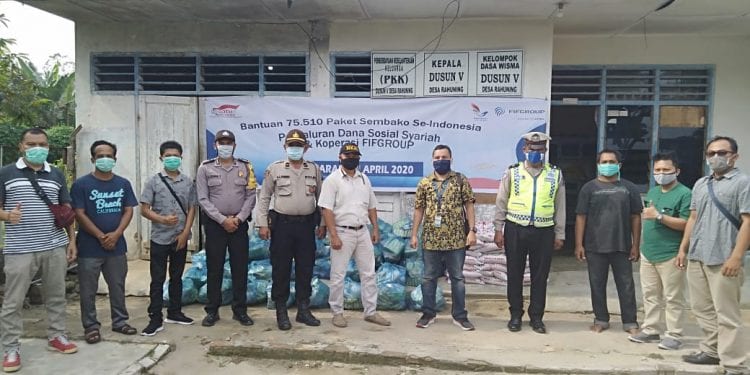 (Sofyan Butarbutar/taslabnews) Kades Rahuning, Asahan saat menghadiri pemberian paket sembako yang diberikan pihak FIF.