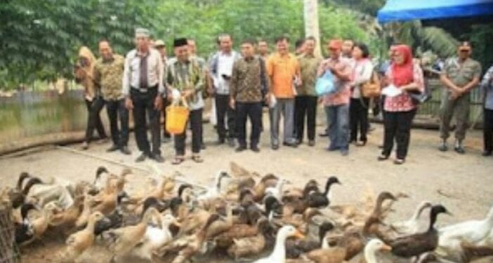 Bupati Labuhanbatu H Andi Suhaimi Dalimunthe ST MT saat berkunjung ke Kecamatan Pangkatan.