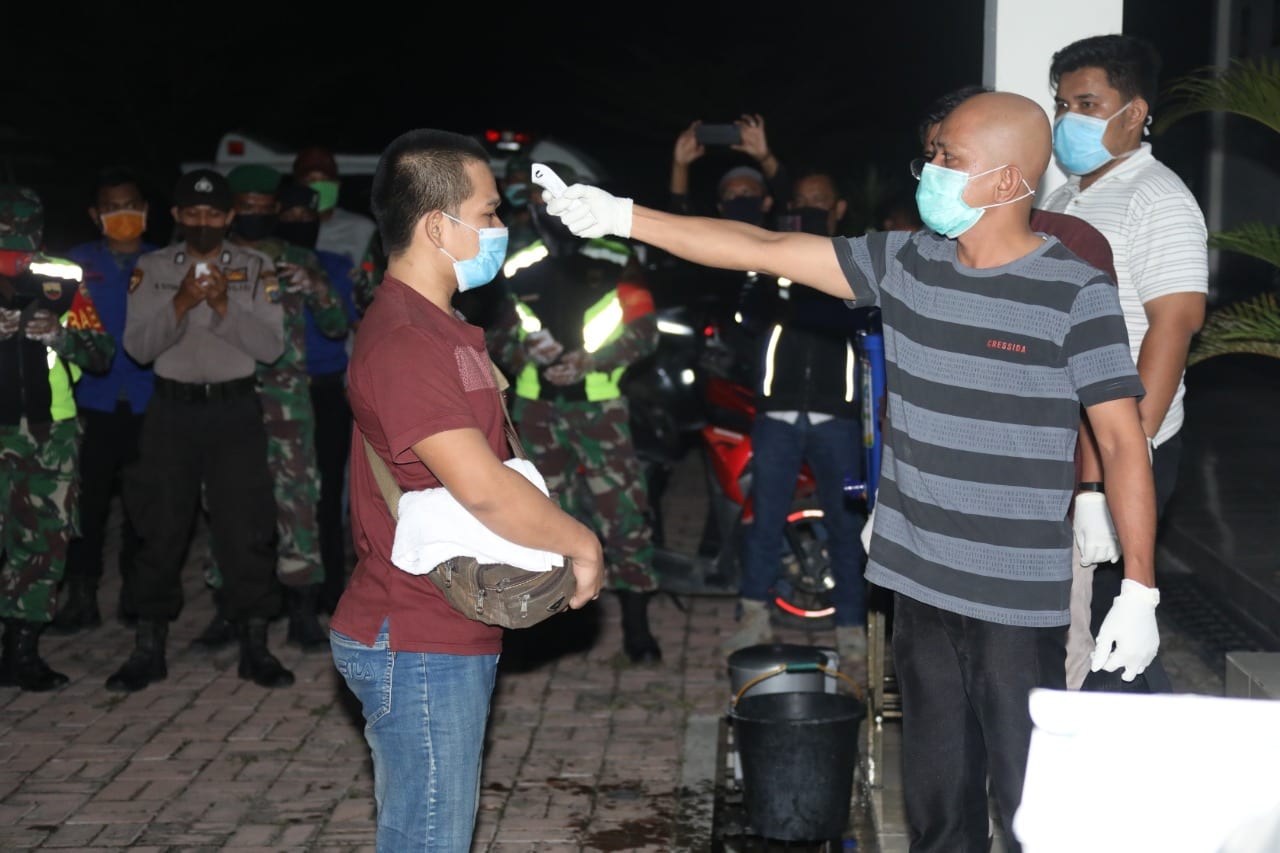 Tim gugus tugas covid 19 Asahan mengecek kesehatan TKI yang pulang dari Malaysia.