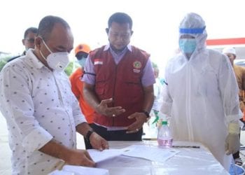 Bupati Labuhanbatu H Andi Suhaimi Dalimunthe saat meninjau posko Cegah Covid-19 di Rantauprapat.
