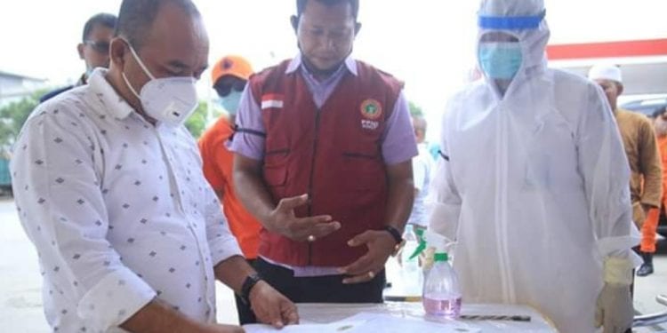 Bupati Labuhanbatu H Andi Suhaimi Dalimunthe saat meninjau posko Cegah Covid-19 di Rantauprapat.