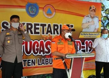Bupati Labuhanbatu H Andi Suhaimi Dalimunthe ST MT saat memberikan keterangan terkait warga Labuhanbatu positif Covid-19.