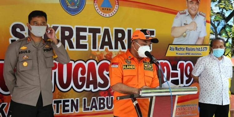 Bupati Labuhanbatu H Andi Suhaimi Dalimunthe ST MT saat memberikan keterangan terkait warga Labuhanbatu positif Covid-19.
