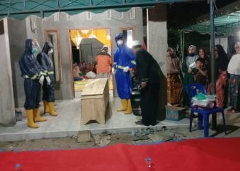 (Richad Silaban/taslabnews) Petugas kesehatan yang akan memakamkan jenazah.