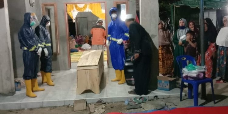 (Richad Silaban/taslabnews) Petugas kesehatan yang akan memakamkan jenazah.