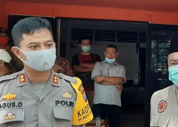Sekretaris Gugus Tugas Penanggulangan Covid-19 Atia Muchtar Hasibuan (kanan) bersama Kapolres Labuhabatu AKBP Agus Darojat (kiri).