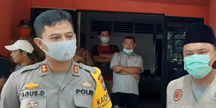 Sekretaris Gugus Tugas Penanggulangan Covid-19 Atia Muchtar Hasibuan (kanan) bersama Kapolres Labuhabatu AKBP Agus Darojat (kiri).