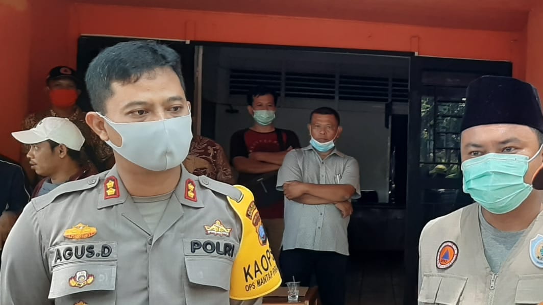 Sekretaris Gugus Tugas Penanggulangan Covid-19 Atia Muchtar Hasibuan (kanan) bersama Kapolres Labuhabatu AKBP Agus Darojat (kiri).