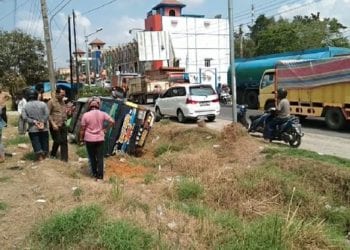 Tabrak Mobil Hyundai, Bus Karya Agung Terbalik di Jalinsum Sergai