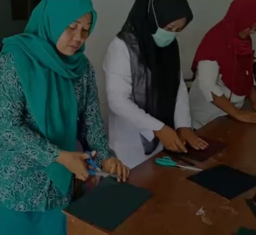 Anggota PKK Desa saat mengerjakan pembuatan masker kain untuk dibagikan kepada masyarakat Labuhanbatu.